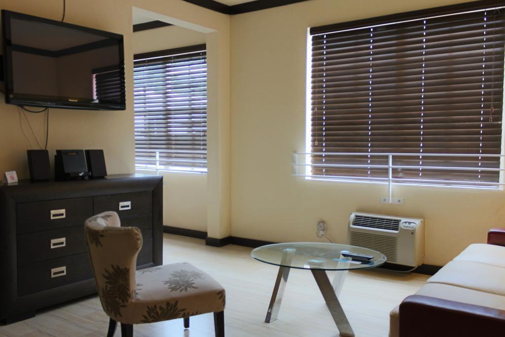 Hotel Tradewinds Y